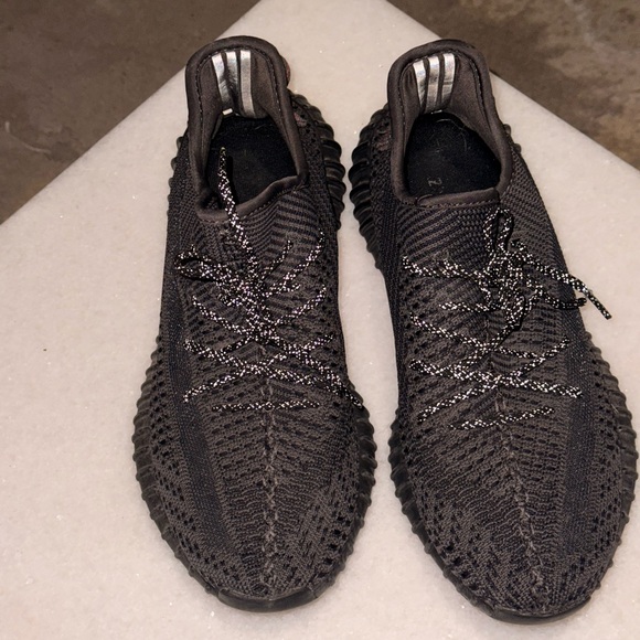 Yeezy 350 - Picture 4 of 6
